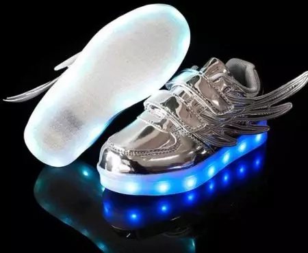 Gloeiende sneakers voor kinderen (51 foto's): met een lichtgevende zool, met achtergrondverlichting en knipperen met lichten wanneer loopmodellen 2157_51
