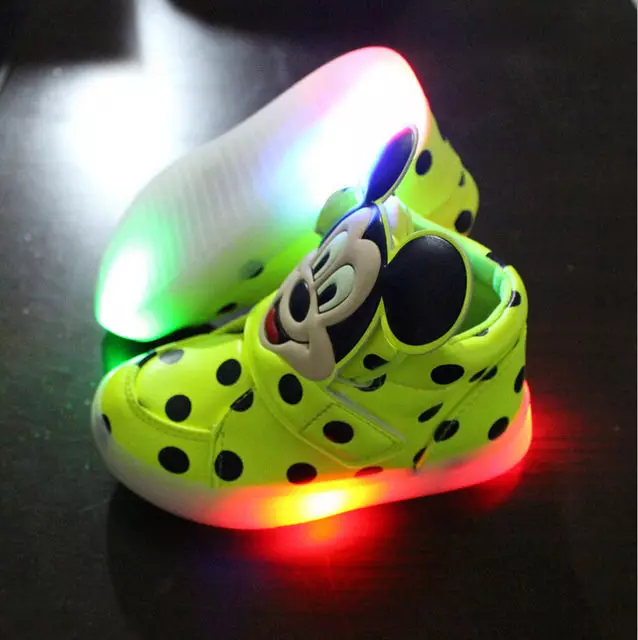 Gloeiende sneakers voor kinderen (51 foto's): met een lichtgevende zool, met achtergrondverlichting en knipperen met lichten wanneer loopmodellen 2157_6