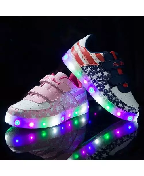 Gloeiende sneakers voor kinderen (51 foto's): met een lichtgevende zool, met achtergrondverlichting en knipperen met lichten wanneer loopmodellen 2157_7