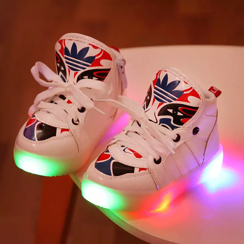 Gloeiende sneakers voor kinderen (51 foto's): met een lichtgevende zool, met achtergrondverlichting en knipperen met lichten wanneer loopmodellen 2157_8