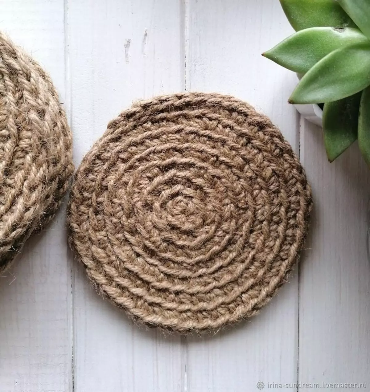 Pleismat: ronde rieten modellen van jute op de tafel onder platen en grote placematiën uit eco-verlof, dienende donkergroene PVC-spelersmatiek en andere opties 21588_15