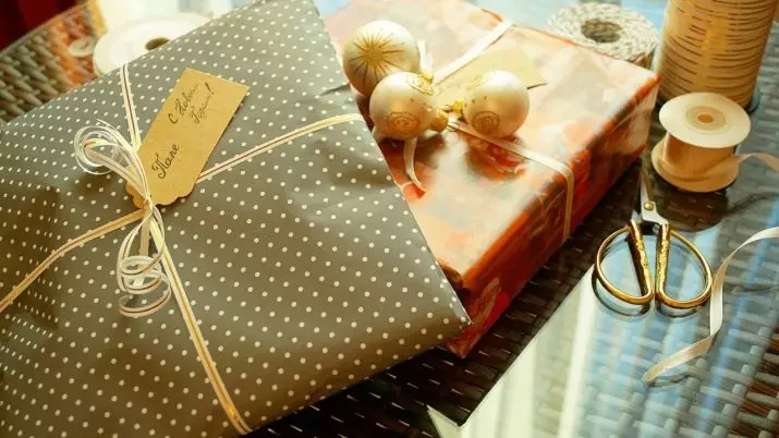 식탁보는 선물로서 : 당신은 그것을 징후에 주어질 수 있습니까? 새해와 생일을위한 테이블에 선물 식탁보를 포장하는 데 얼마나 아름답게 아름답게 아름답게 아름답게됩니까? 21597_20