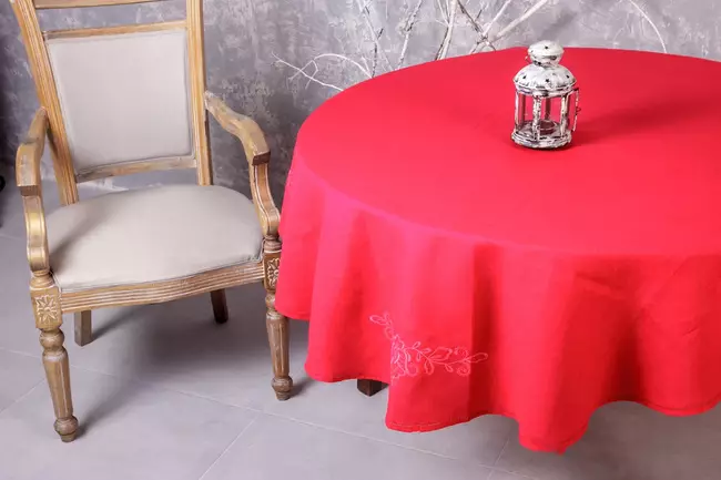 Red TableCloths: Sa isang round table 180 cm at hugis-parihaba, sa isang hawla at monochrome tablecloths. Mga pamamaraan ng paghahatid. Linen tablecloth na may snowflakes at iba pang mga pagpipilian 21598_10