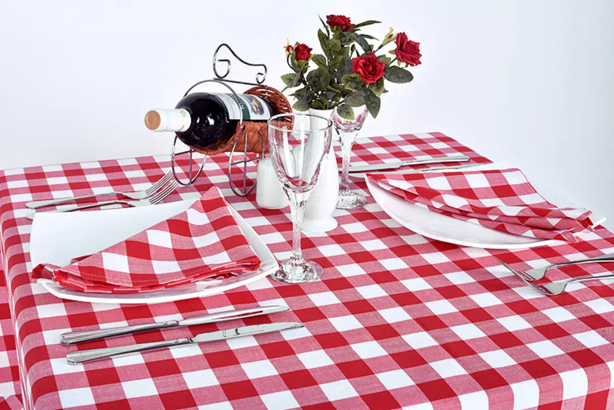Tablecloths vermelhos: em uma mesa redonda de 180 cm e retangular, em uma gaiola e toalhas de mesa monocromáticas. Métodos de servir. Toalha de mesa de linho com flocos de neve e outras opções 21598_11