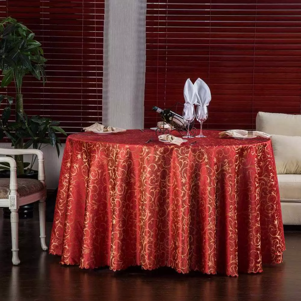 Kırmızı masa örtüleri: Yuvarlak bir masa üzerinde 180 cm ve dikdörtgen, bir kafes ve tek renkli masa örtüleri. Servis yöntemleri. Kar taneleri ve diğer seçenekler ile keten masa örtüsü 21598_14
