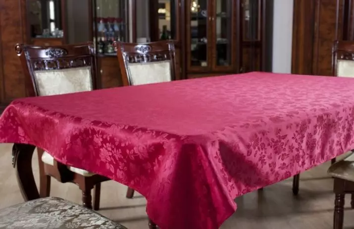 Manteles rojos: en una mesa redonda de 180 cm y rectangulares, en una jaula y manteles monocromos. Métodos de porción. Mantel de lino con copos de nieve y otras opciones 21598_17