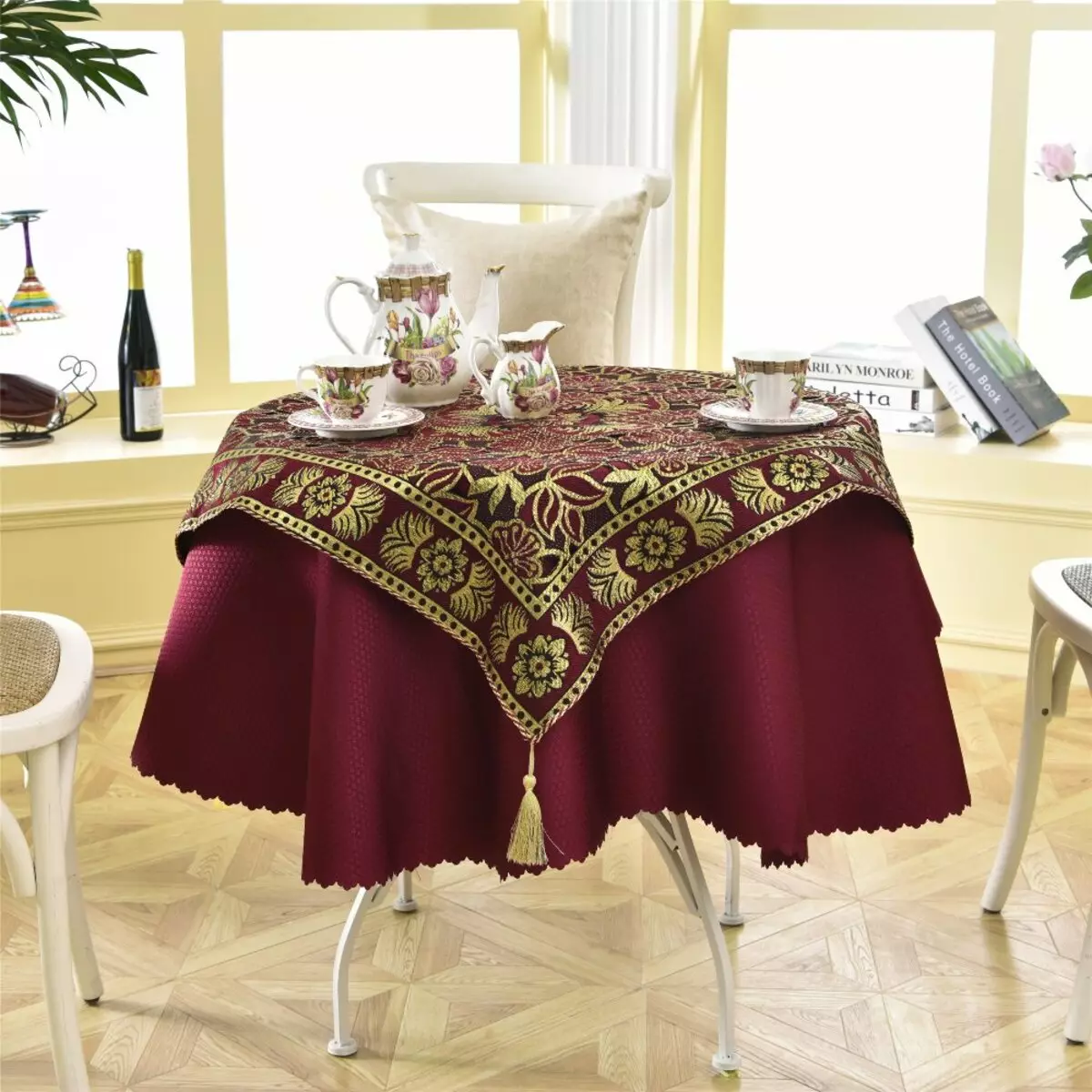 Czerwone obrusy: na okrągłym stole 180 cm i prostokątne, w klatce i tablecloth monochromatycznych. Metody służby. Obrus ​​lniany z płatkami śniegu i inne opcje 21598_18