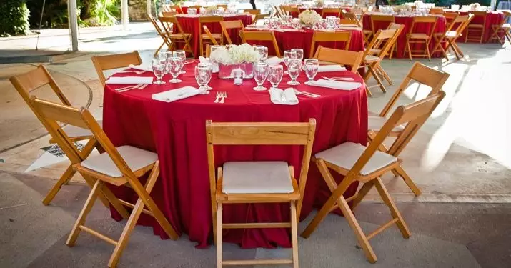 Czerwone obrusy: na okrągłym stole 180 cm i prostokątne, w klatce i tablecloth monochromatycznych. Metody służby. Obrus ​​lniany z płatkami śniegu i inne opcje 21598_2