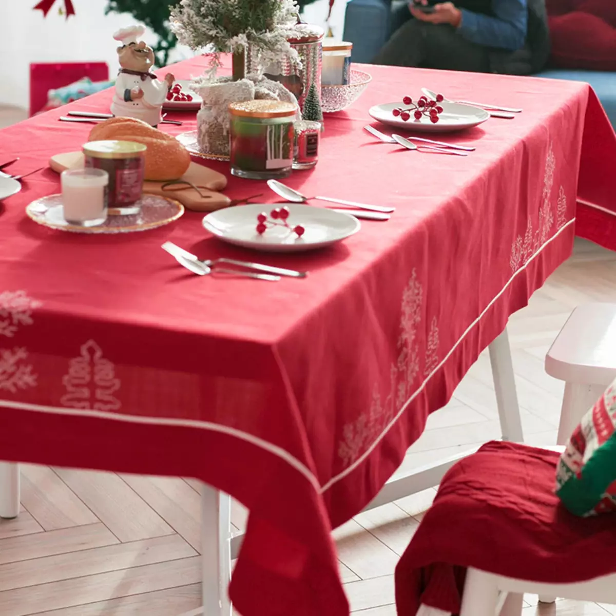 Tablecloths vermelhos: em uma mesa redonda de 180 cm e retangular, em uma gaiola e toalhas de mesa monocromáticas. Métodos de servir. Toalha de mesa de linho com flocos de neve e outras opções 21598_20