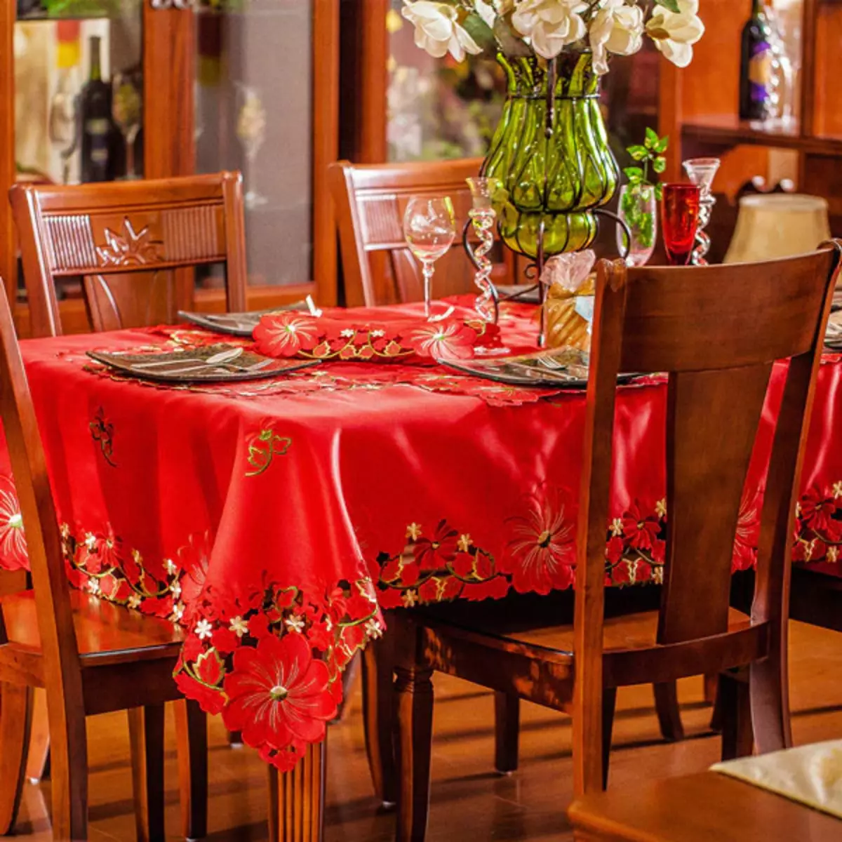 Czerwone obrusy: na okrągłym stole 180 cm i prostokątne, w klatce i tablecloth monochromatycznych. Metody służby. Obrus ​​lniany z płatkami śniegu i inne opcje 21598_22