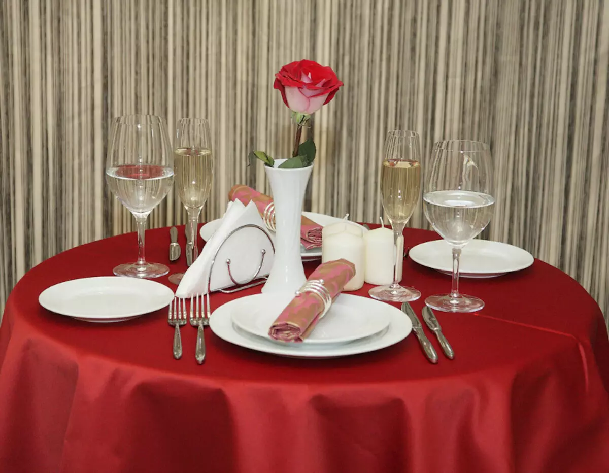 Červené obrusy: na okrúhlom stole 180 cm a obdĺžnikové, v klietke a monochromatické obrusy. Spôsoby podávania. Bielizeň s snehovými vločkami a inými možnosťami 21598_25