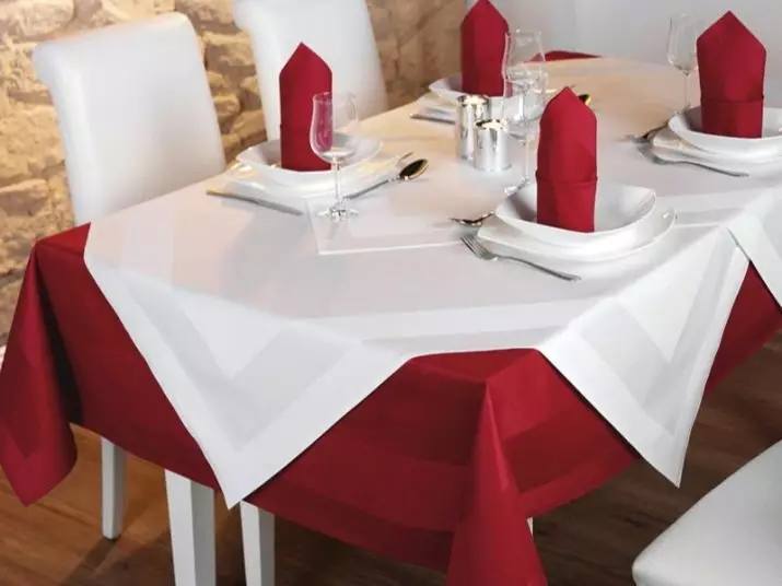 Tablecloths vermelhos: em uma mesa redonda de 180 cm e retangular, em uma gaiola e toalhas de mesa monocromáticas. Métodos de servir. Toalha de mesa de linho com flocos de neve e outras opções 21598_28