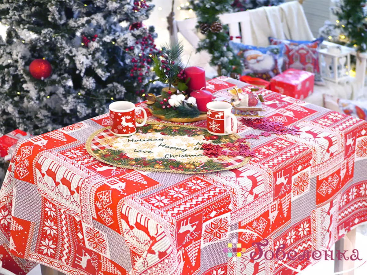 Red Tablecloths: მრგვალი მაგიდა 180 სმ და მართკუთხა, გალიაში და მონოქრომული tablecloths. მსახურების მეთოდები. თეთრეული მაგიდა ფიფქებით და სხვა ვარიანტებით 21598_3