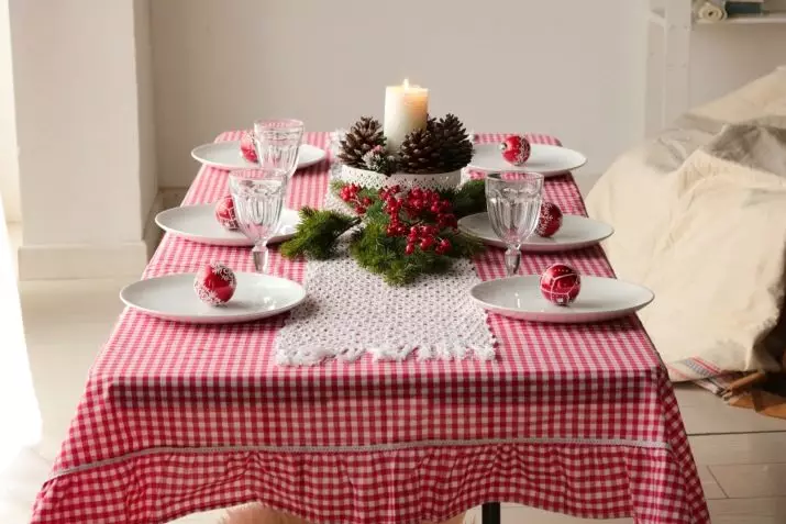 Kırmızı masa örtüleri: Yuvarlak bir masa üzerinde 180 cm ve dikdörtgen, bir kafes ve tek renkli masa örtüleri. Servis yöntemleri. Kar taneleri ve diğer seçenekler ile keten masa örtüsü 21598_31