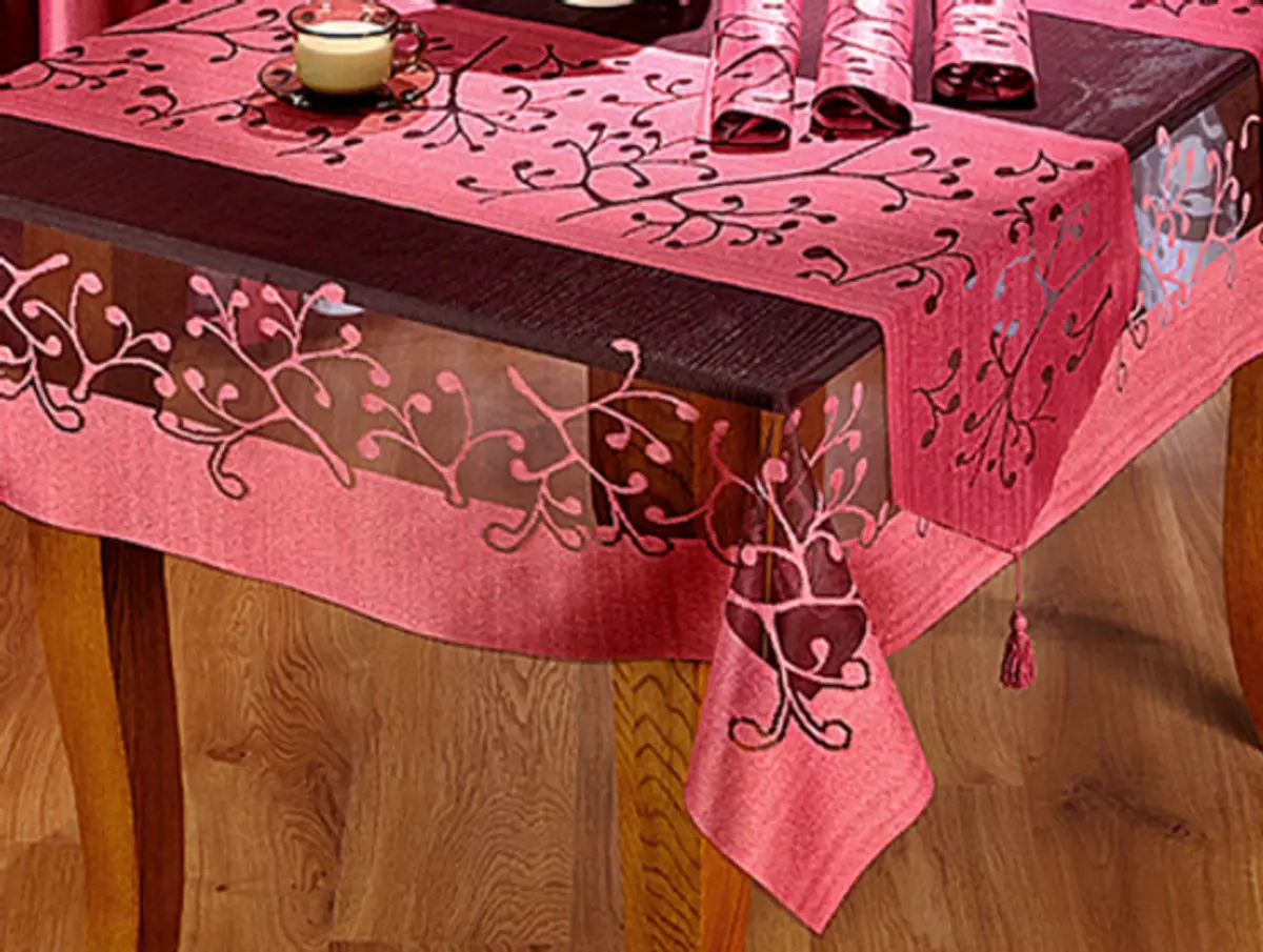 I-Red Tablecloths: etafuleni eliyindilinga 180 cm futhi unxande, emakhelwaneni nasemathebeni le-monochrome. Izindlela zokusebenza. Ilineni indwangu yetafula eneziqhwa zeqhwa nezinye izinketho 21598_4