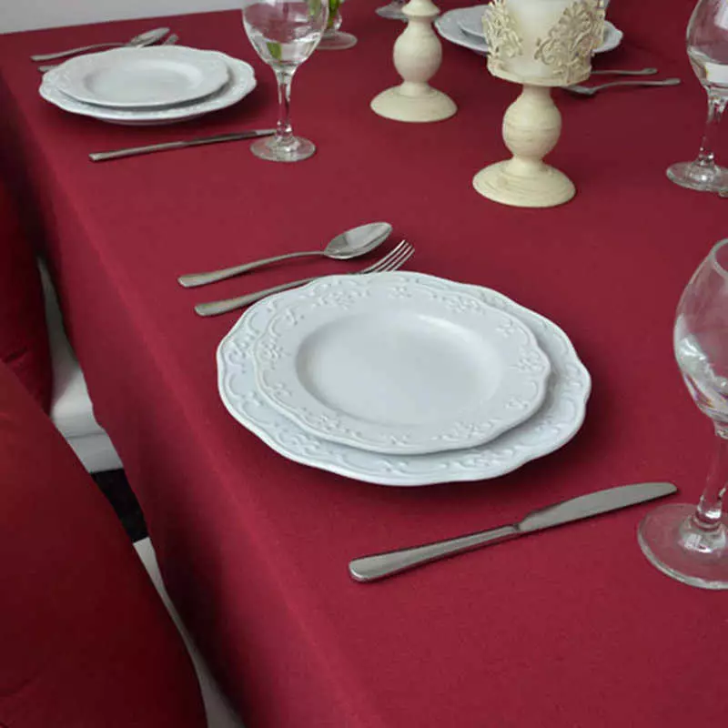 Red TableCloths: Sa isang round table 180 cm at hugis-parihaba, sa isang hawla at monochrome tablecloths. Mga pamamaraan ng paghahatid. Linen tablecloth na may snowflakes at iba pang mga pagpipilian 21598_7