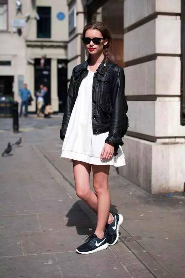Sneakers hitam (69 foto): Model wanita dengan tapak hitam dan putih, hitam dan merah dan hitam dan kuning, dengan apa yang memakai kasut dengan rhinestones 2159_3
