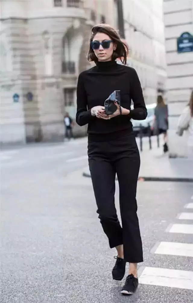 Sneakers hitam (69 foto): Model wanita dengan tapak hitam dan putih, hitam dan merah dan hitam dan kuning, dengan apa yang memakai kasut dengan rhinestones 2159_43