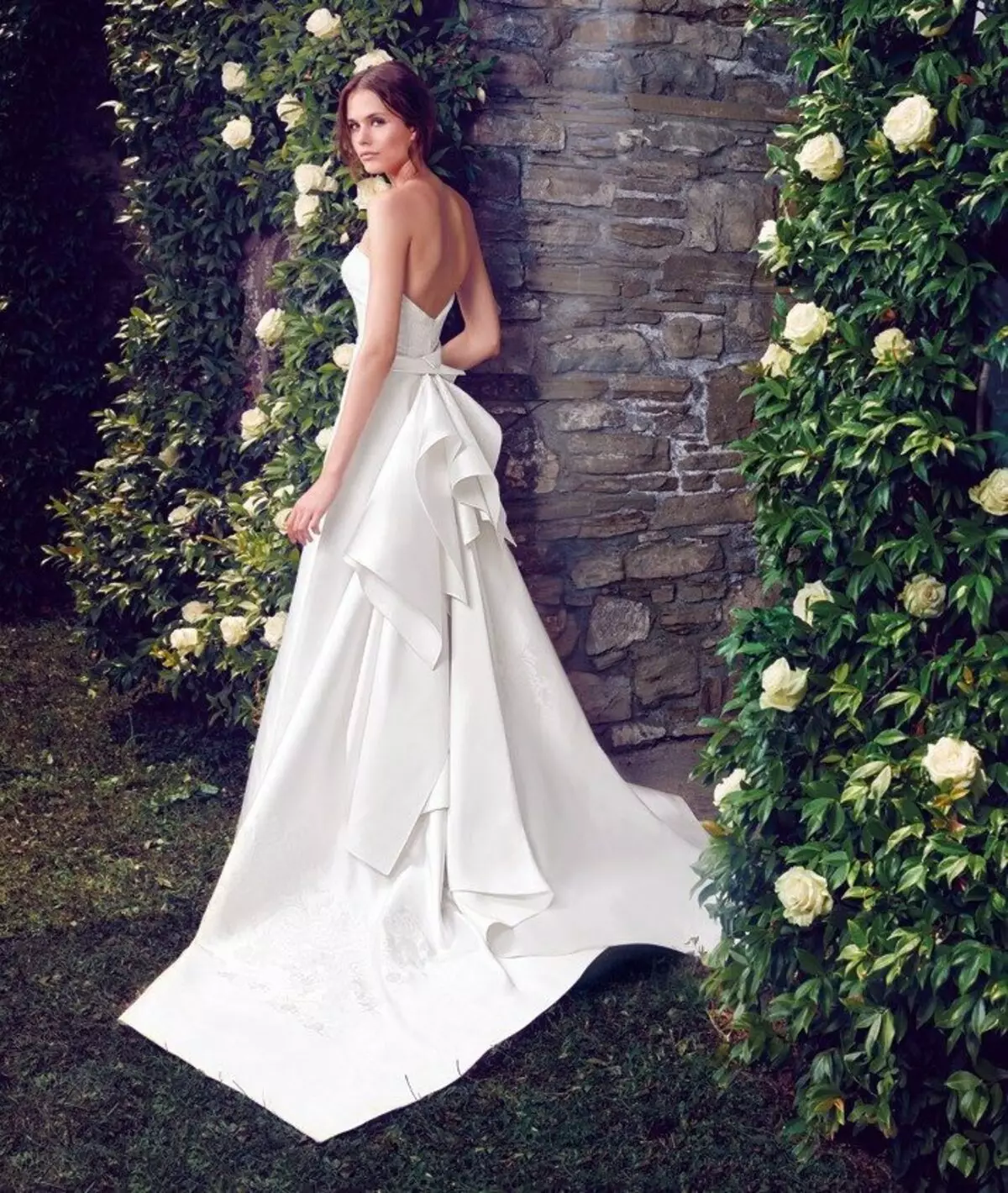 Bijela haljina s otvorenim vjenčanjem
