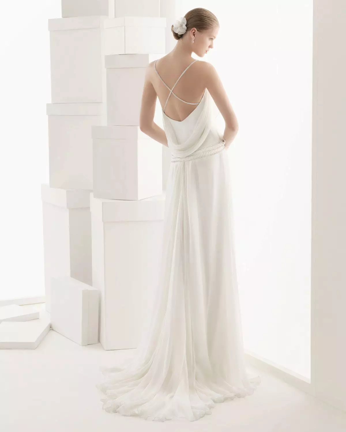 Weißes Kleid mit offener Rücken auf den Riemen