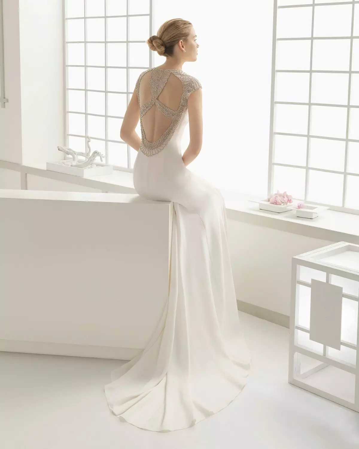 Hvid kjole med åben ryg med rhinestones