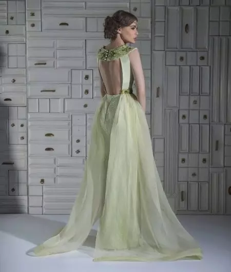 Grünes Kleid mit offener Rücken