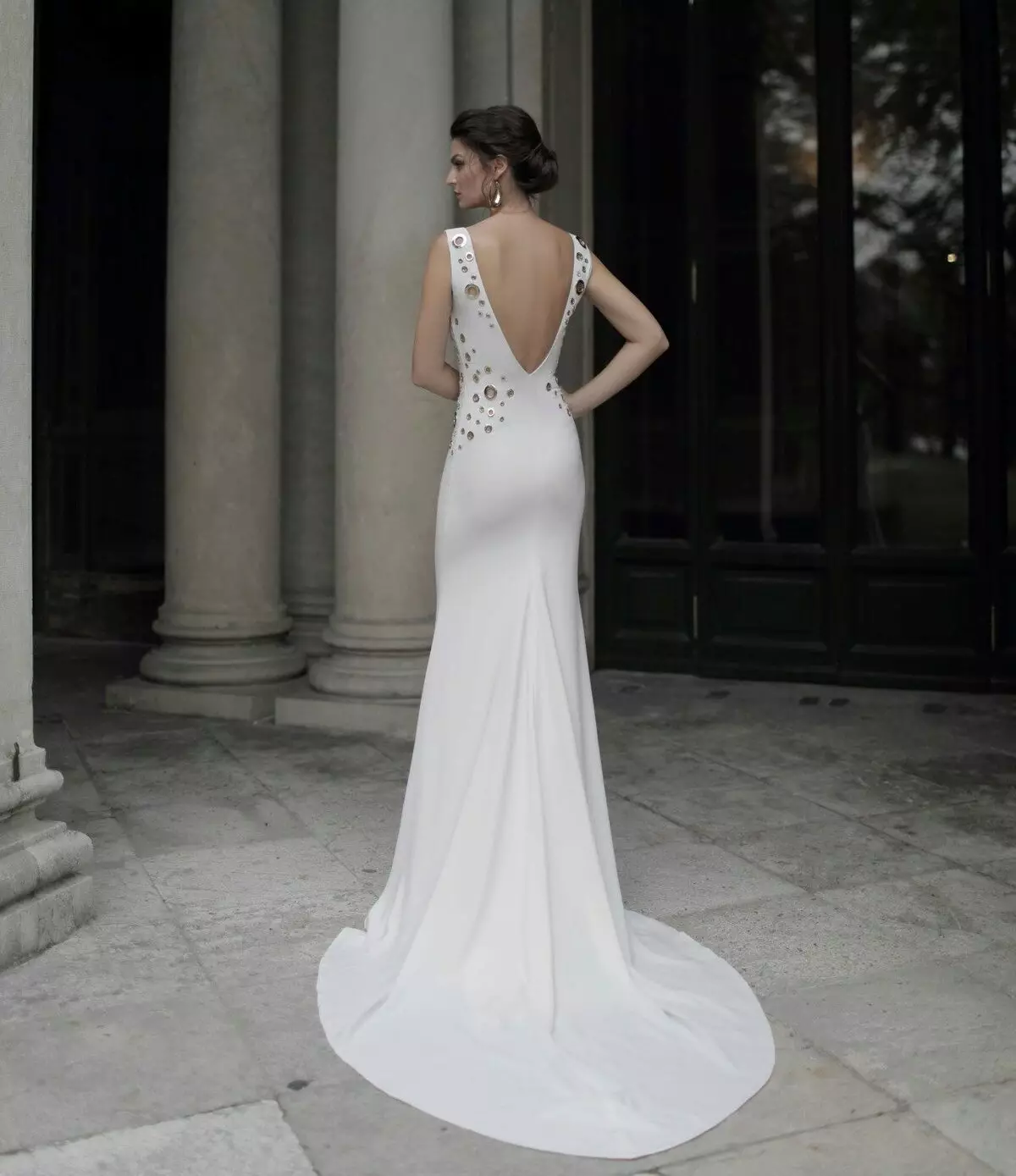 Kleid mit einem Rücken im Freien mit einer weißen Schleife