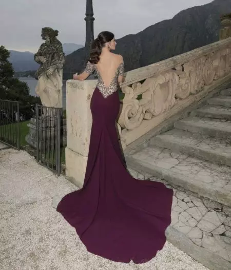 Ljubičasta haljina s otvorenim leđima