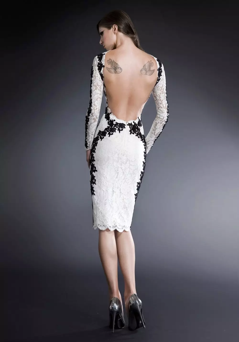 Kratka haljina sa dubokim dekolteom na leđima