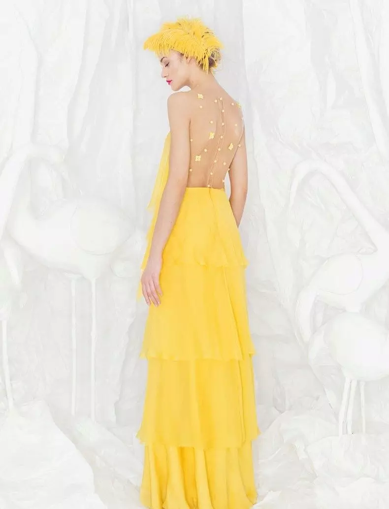 Gelbes Kleid mit offener Rücken