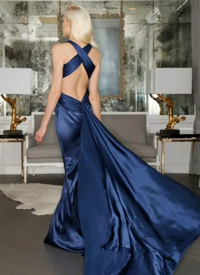 Blaues Kleid mit offener Rücken