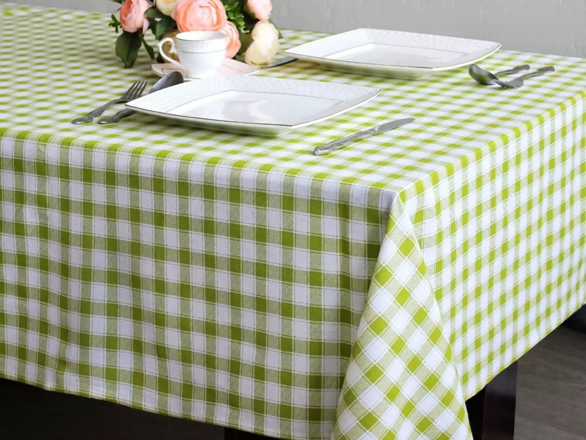 Griene tafelkleden: donkergriene monofoanyske tafelkleden op 'e tafel en griisgrien, ynstellingsopsjes. Linnen en Jacquard, ovale en rûn tafelkleden yn it ynterieur 21601_11