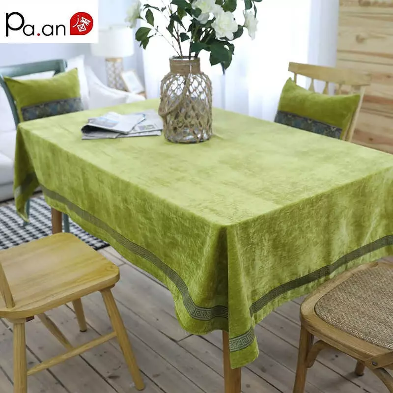 Taplak meja hijau: taplak meja monofonik hijau gelap di atas meja dan kelabu-hijau, pengaturan pengaturan. Linen dan Jacquard, taplak meja oval dan bundar di interior 21601_14
