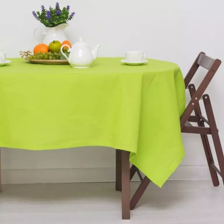 Taplak meja hijau: taplak meja monofonik hijau gelap di atas meja dan kelabu-hijau, pengaturan pengaturan. Linen dan Jacquard, taplak meja oval dan bundar di interior 21601_21