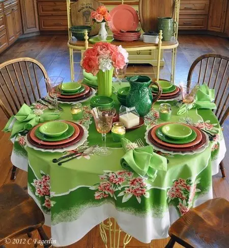 हिरव्या टेबलक्लोथ: टेबल आणि राखाडी-हिरवा, सेटिंग पर्याय गडद हिरव्या मोनोफोनिक टेबलक्लोथ. आतील भागात लिनेन आणि जॅककार्ड, अंडाकृती आणि गोल टॅब्लेट 21601_26