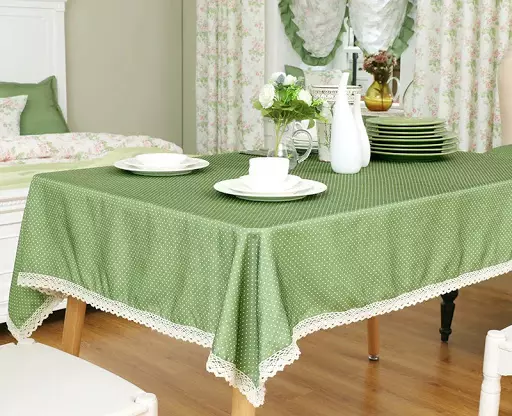 Taplak meja hijau: taplak meja monofonik hijau gelap di atas meja dan kelabu-hijau, pengaturan pengaturan. Linen dan Jacquard, taplak meja oval dan bundar di interior 21601_3