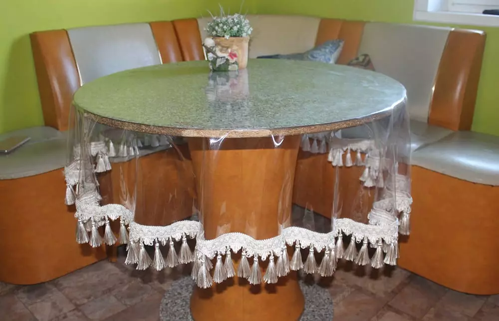 Silikon tafelkleden mei franje: transparante oilcloths mei borstels op bieten ovale, rûne en rjochthoekige tafels 21602_19