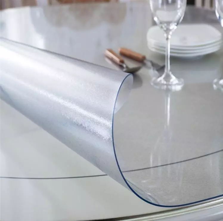Läpinäkyvät pöytäliinat (34 kuvaa): Silikoni ja nestemäinen lasi, öljykasvi. Kuinka laittaa ne keittiön pöydälle? Pöytäliinat pyöreillä, soikeilla ja muilla pöydillä 21605_3