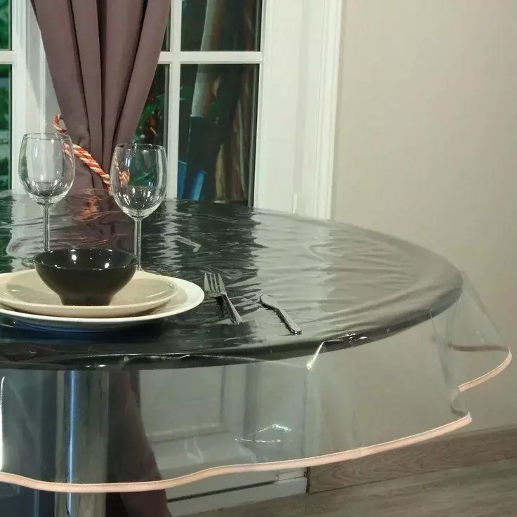 Läpinäkyvät pöytäliinat (34 kuvaa): Silikoni ja nestemäinen lasi, öljykasvi. Kuinka laittaa ne keittiön pöydälle? Pöytäliinat pyöreillä, soikeilla ja muilla pöydillä 21605_9
