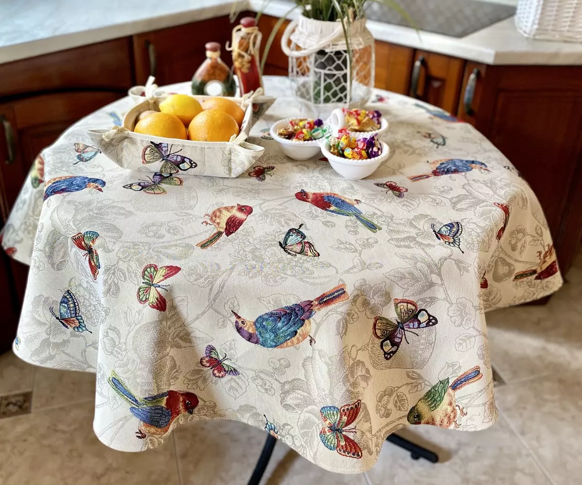 Tapestry tafelklier: út Italië en Spanje, rûne en ovale tafelklokken op 'e tafel, feestlike en casual modellen, 160x220 en oare dimensjes 21606_12