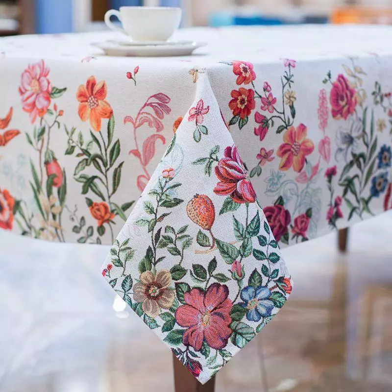 Tapestry tafelklier: út Italië en Spanje, rûne en ovale tafelklokken op 'e tafel, feestlike en casual modellen, 160x220 en oare dimensjes 21606_21