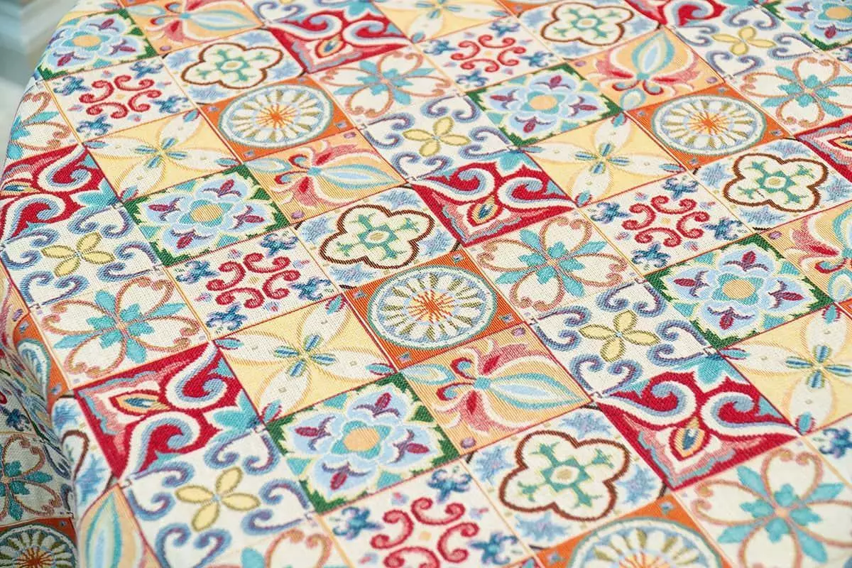 Tapestry tafelklier: út Italië en Spanje, rûne en ovale tafelklokken op 'e tafel, feestlike en casual modellen, 160x220 en oare dimensjes 21606_22
