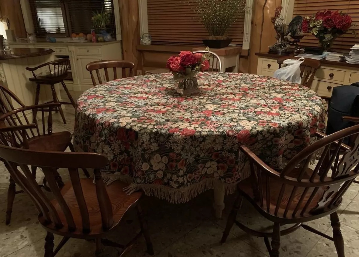 Tapestry tafelklier: út Italië en Spanje, rûne en ovale tafelklokken op 'e tafel, feestlike en casual modellen, 160x220 en oare dimensjes 21606_26