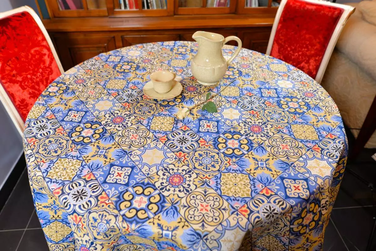 Tapestry tafelklier: út Italië en Spanje, rûne en ovale tafelklokken op 'e tafel, feestlike en casual modellen, 160x220 en oare dimensjes 21606_3