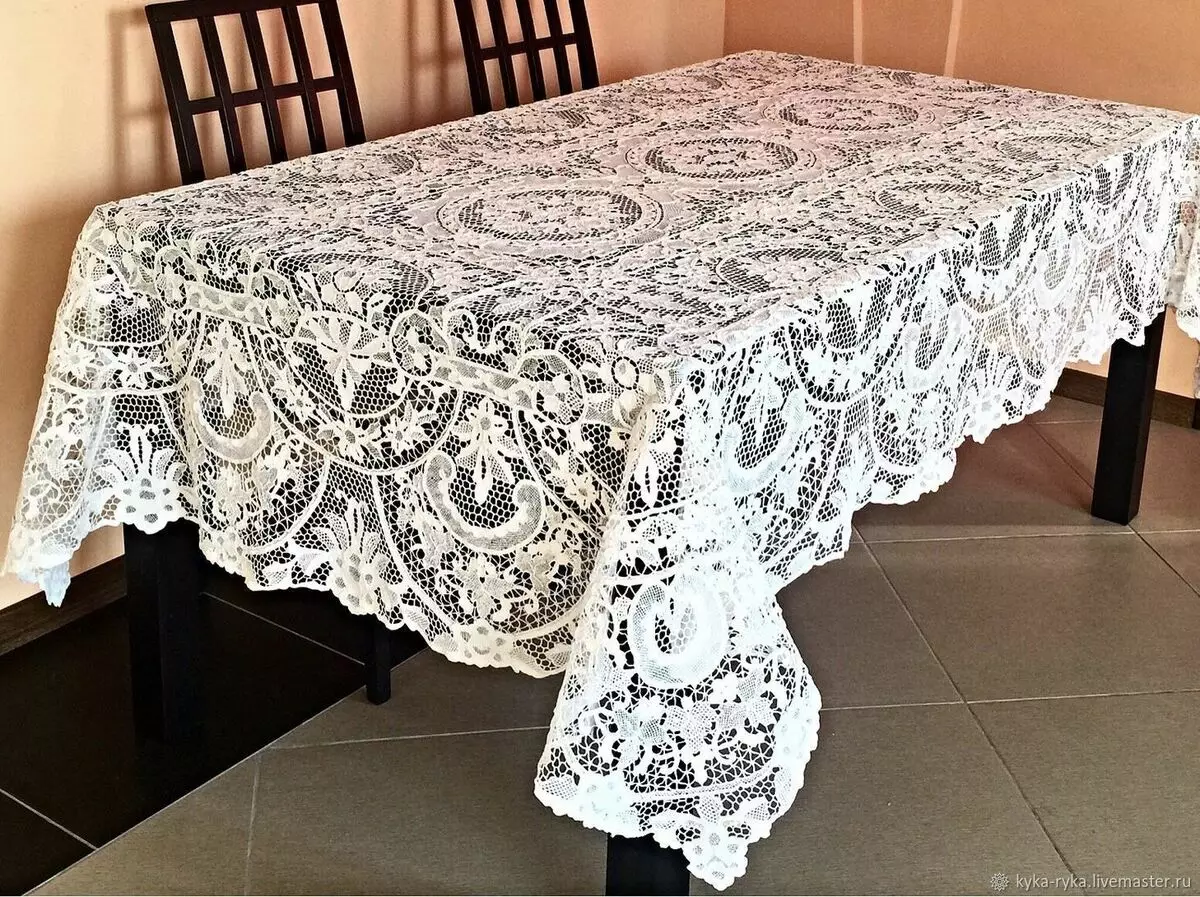 თეთრი tablecloths (35 ფოტო): თოვლი თეთრი tablecloths მაგიდაზე ბამბა და სხვები, შავი და თეთრი და სხვა ლამაზი tablecloths 21608_10