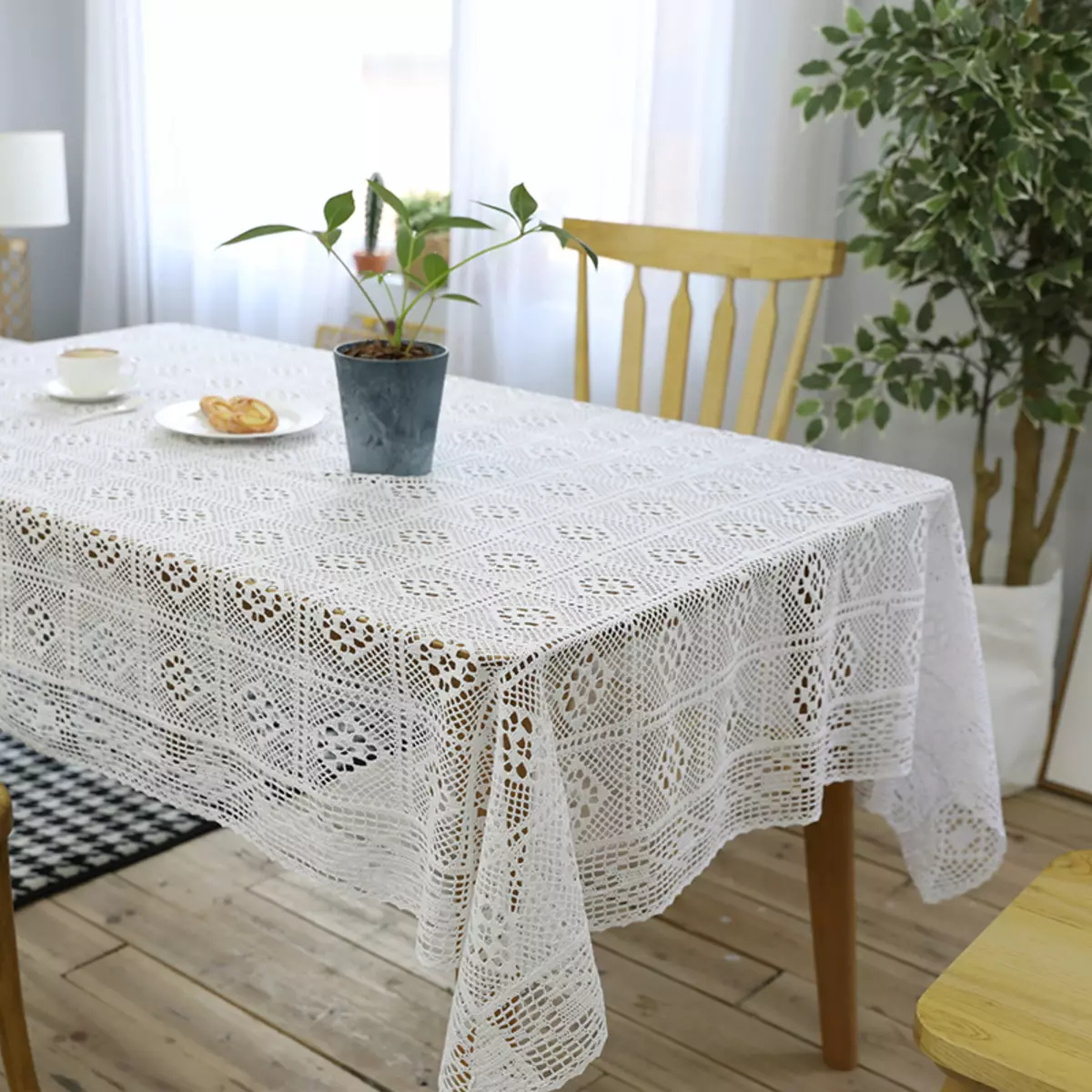 ผ้าปูโต๊ะสีขาว (35 รูป): ผ้าปูโต๊ะสีขาวหิมะบนโต๊ะฝ้ายและอื่น ๆ สีดำและสีขาวและผ้าปูโต๊ะที่สวยงามอื่น ๆ 21608_11