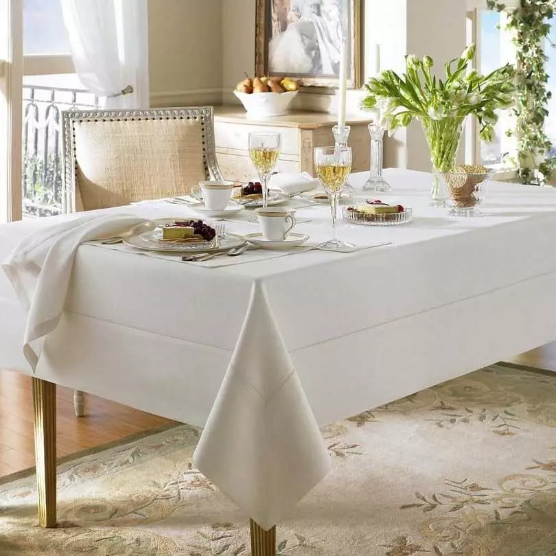 თეთრი tablecloths (35 ფოტო): თოვლი თეთრი tablecloths მაგიდაზე ბამბა და სხვები, შავი და თეთრი და სხვა ლამაზი tablecloths 21608_12