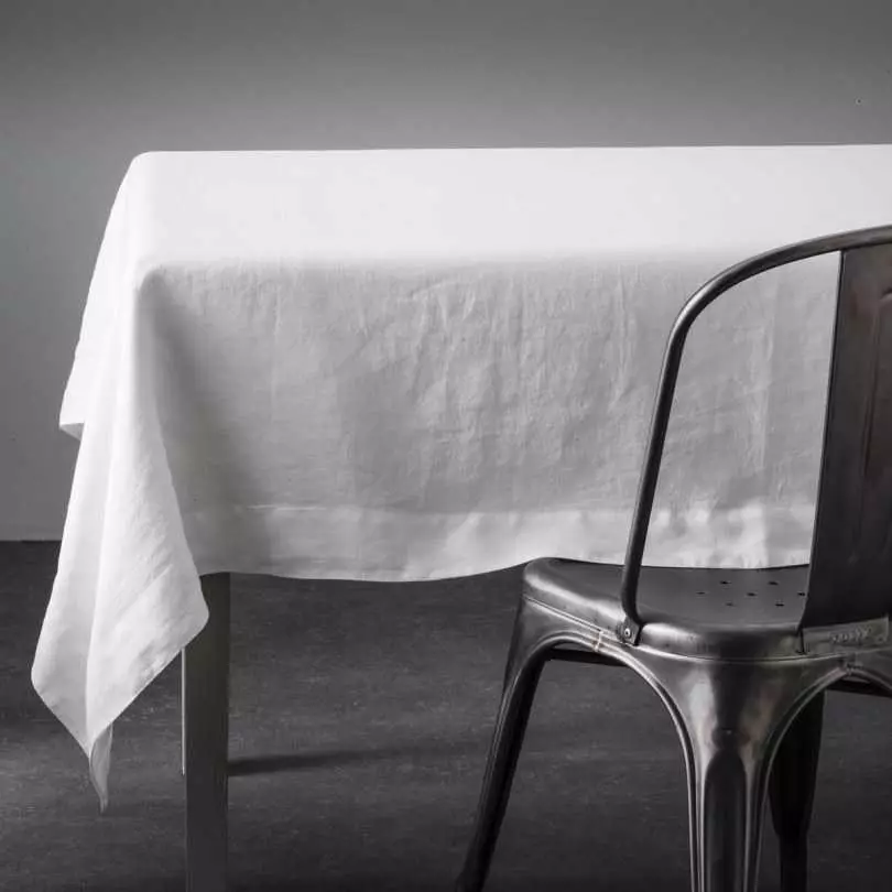 თეთრი tablecloths (35 ფოტო): თოვლი თეთრი tablecloths მაგიდაზე ბამბა და სხვები, შავი და თეთრი და სხვა ლამაზი tablecloths 21608_13