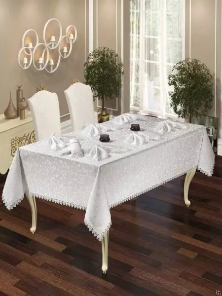 თეთრი tablecloths (35 ფოტო): თოვლი თეთრი tablecloths მაგიდაზე ბამბა და სხვები, შავი და თეთრი და სხვა ლამაზი tablecloths 21608_14