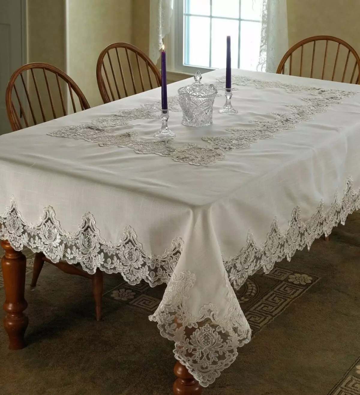 თეთრი tablecloths (35 ფოტო): თოვლი თეთრი tablecloths მაგიდაზე ბამბა და სხვები, შავი და თეთრი და სხვა ლამაზი tablecloths 21608_17